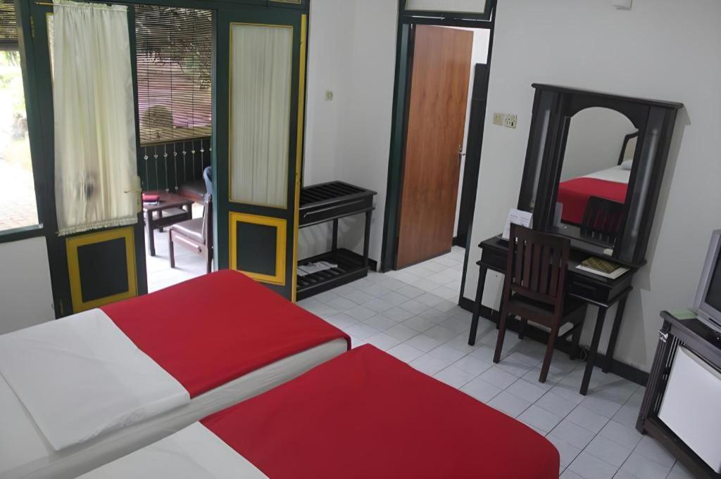 Hotel Batik Джокьякарта Экстерьер фото